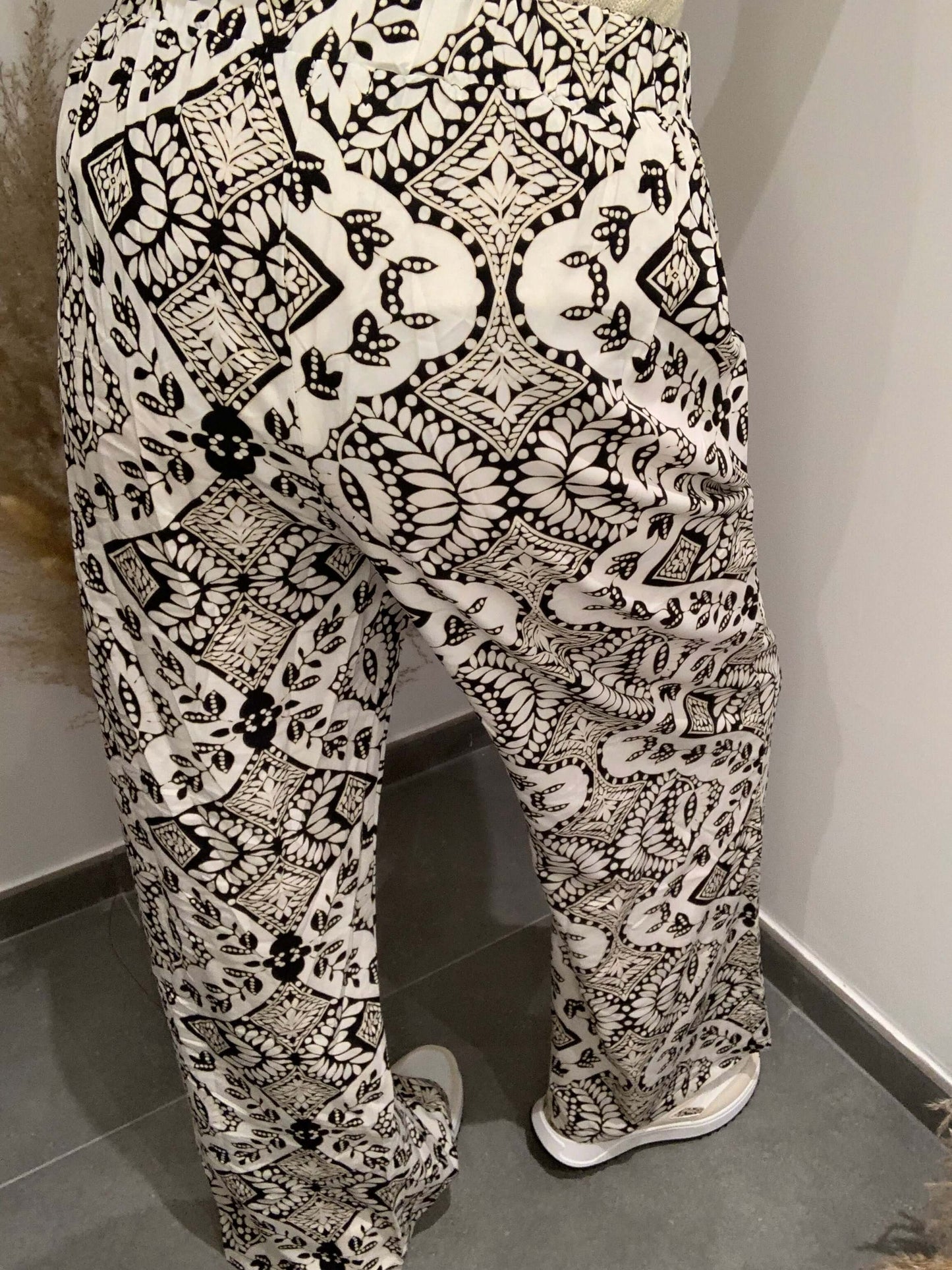 Pantalon fluide femme Luna Chic imprimé noir et blanc – vue de dos, coupe large et taille haute avec tissu léger