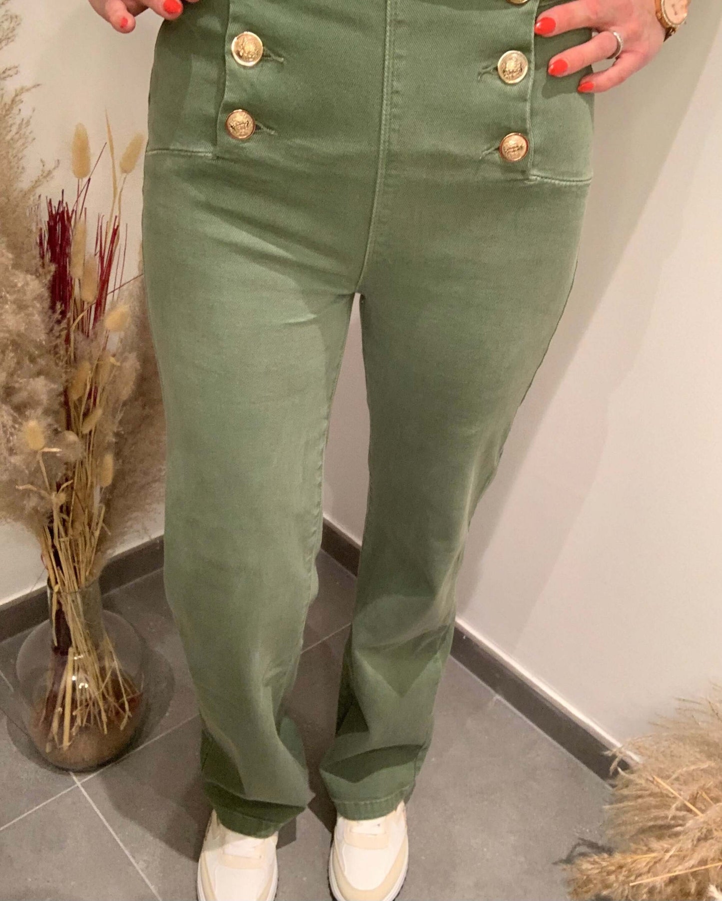 jean taille haute kaki Luna Chic avec boutons dorés décoratifs – vue de face