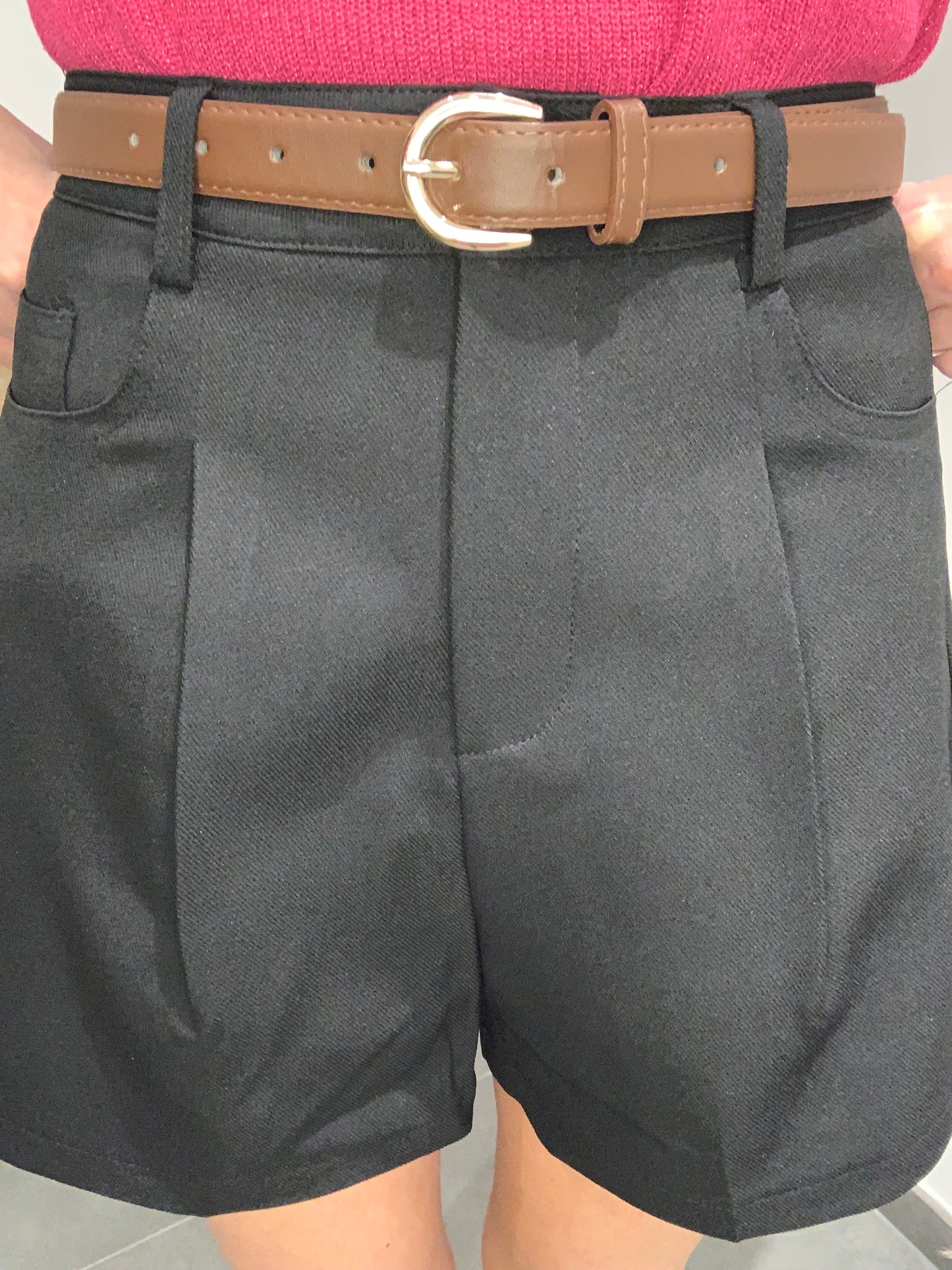 Zoom sur le short noir taille haute Luna Chic avec ceinture marron – Détail sur la coupe portefeuille et la texture du tissu
