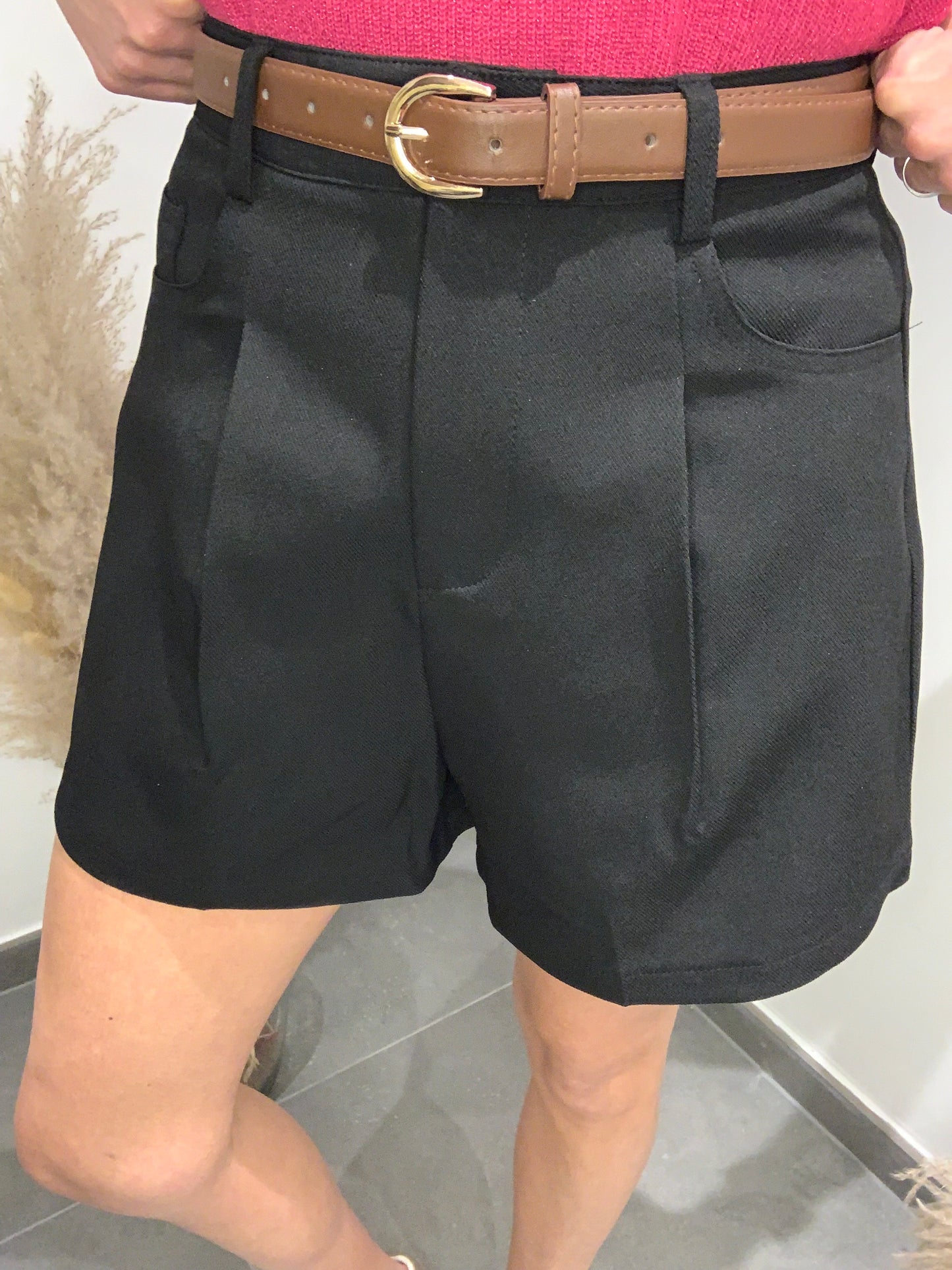 Zoom sur le short noir Luna Chic taille haute – Détail de la ceinture marron intégrée et de la coupe portefeuille élégante