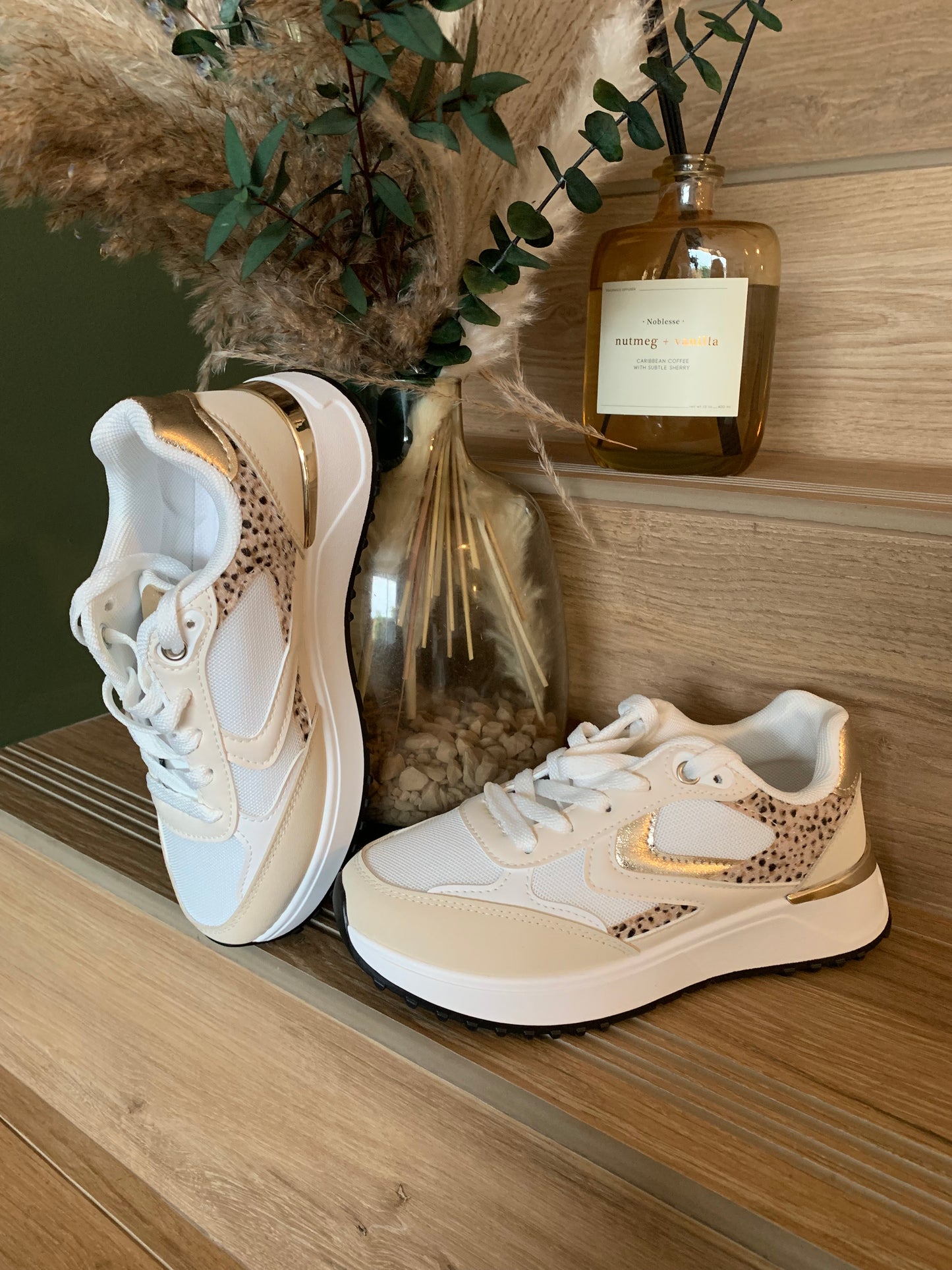 Baskets blanches femme Luna Chic – Détail léopard et doré – Vue duo sur escalier décoré