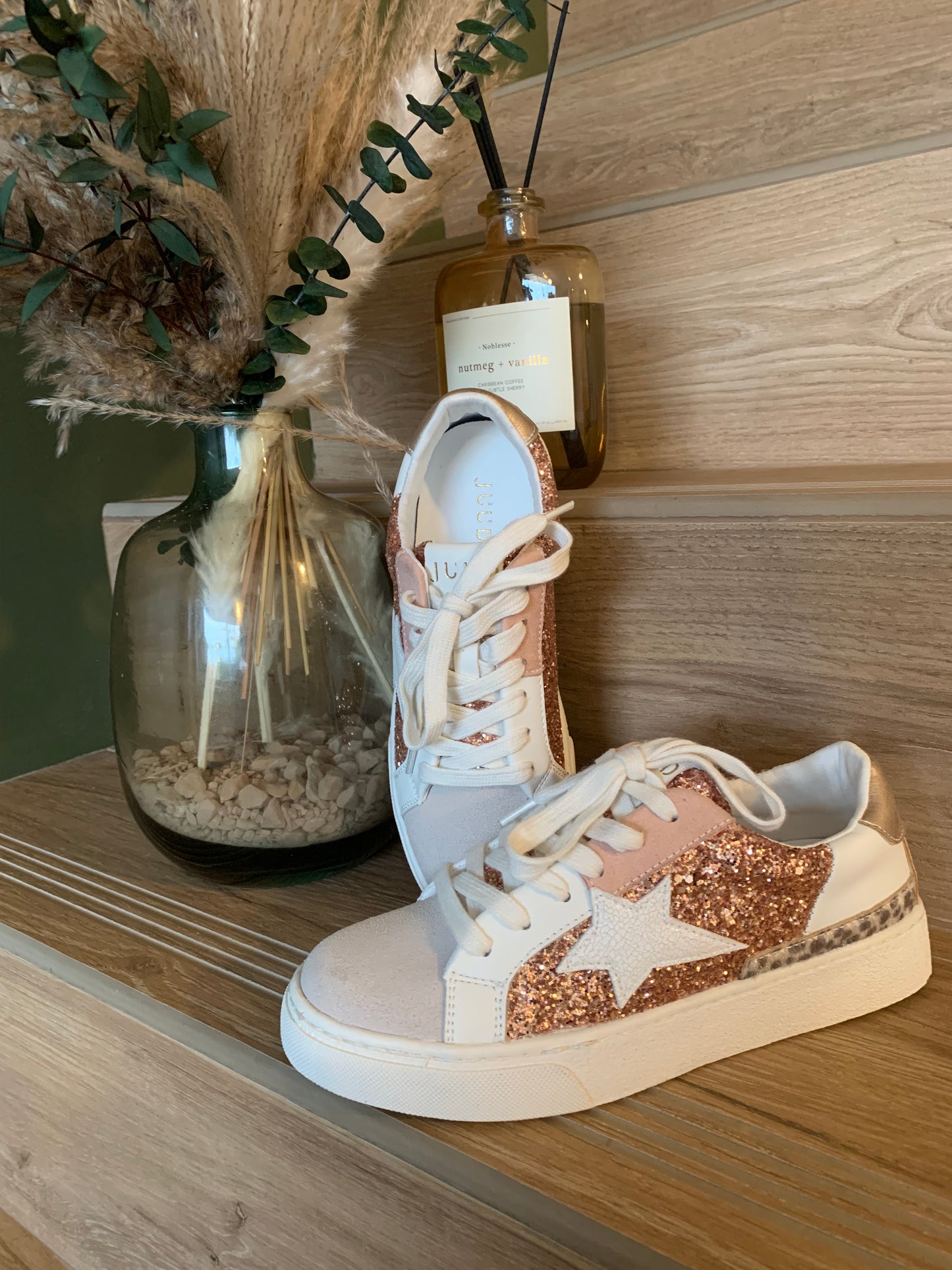 Baskets blanches Luna Chic à paillettes rose gold posées sur des marches en bois, ambiance déco naturelle