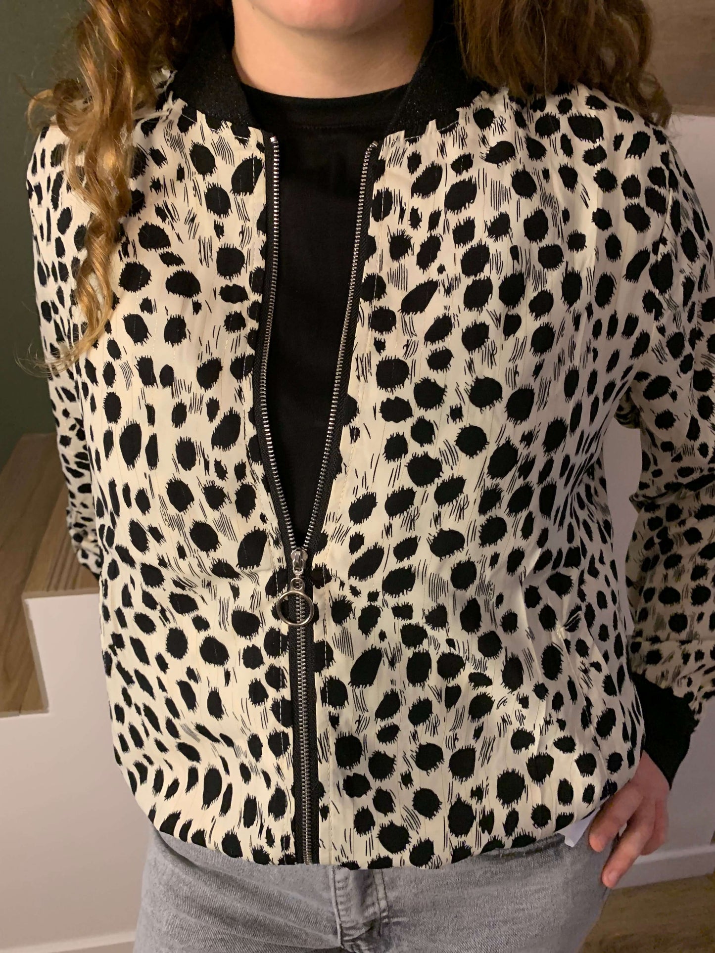 Bomber femme noir et blanc à imprimé léopard – vue de face porté avec jean clair
