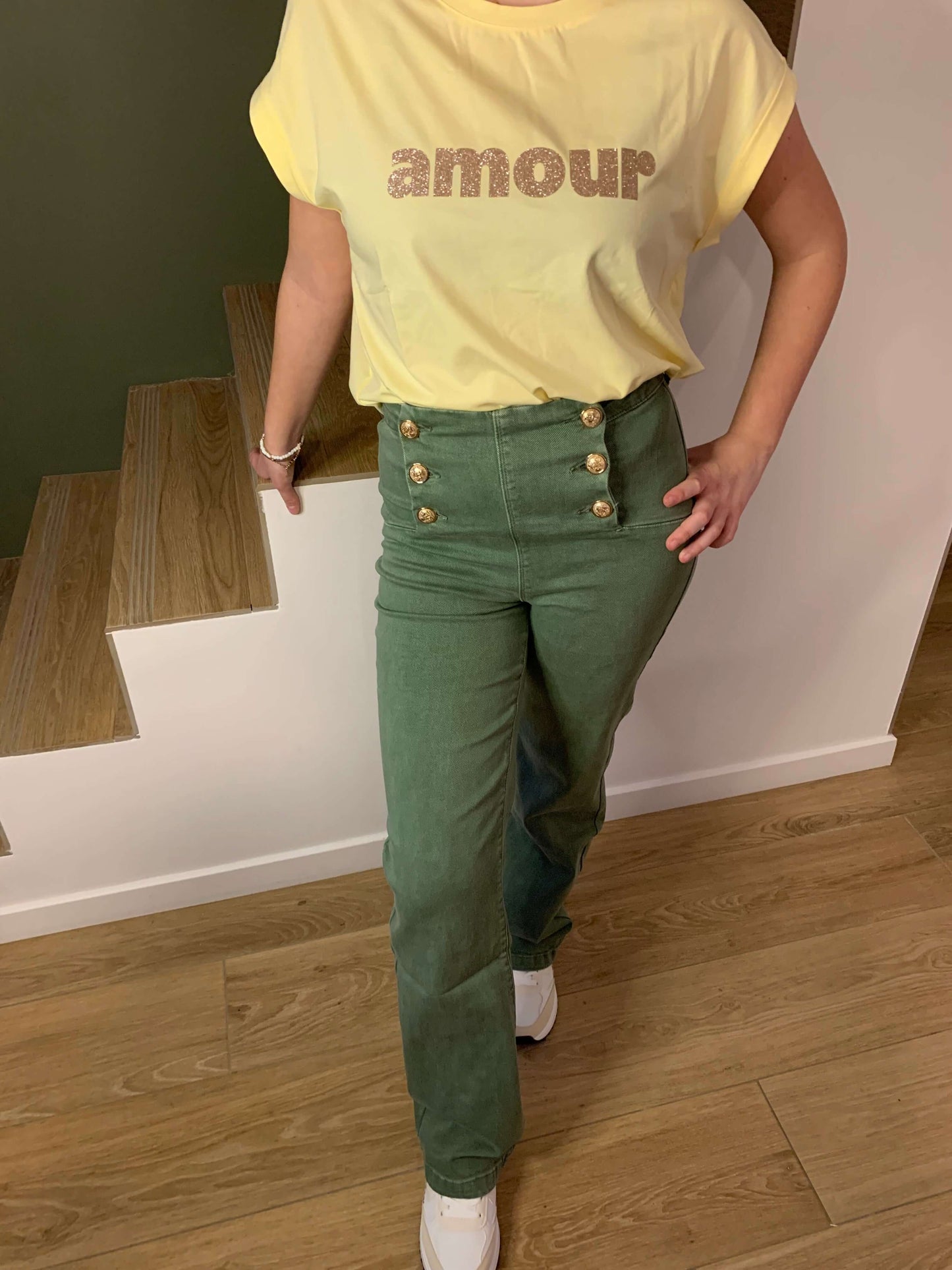 jean taille haute kaki Luna Chic porté avec un t-shirt jaune “amour”