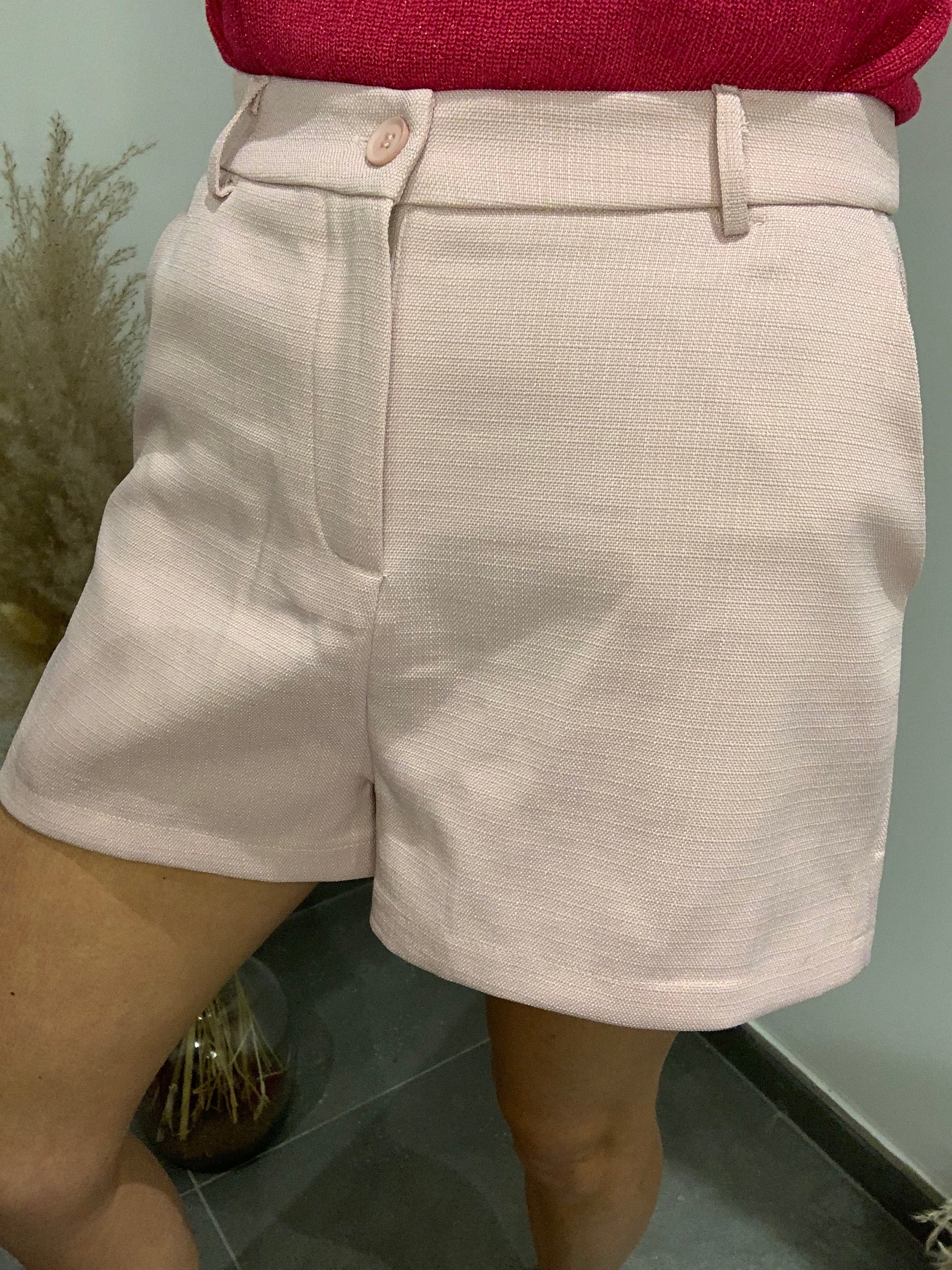 Short femme rose clair Luna Chic en tissu texturé – Vue zoomée sur la taille haute, bouton et passants pour ceinture
