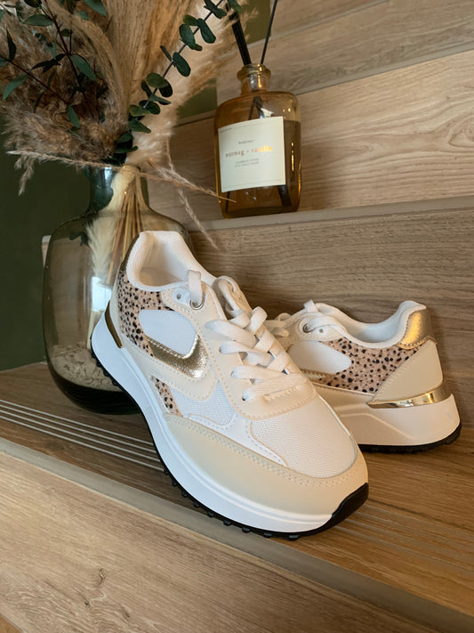 Baskets blanches Luna Chic à détails dorés et imprimé léopard – vue de côté et de profil sur fond bois