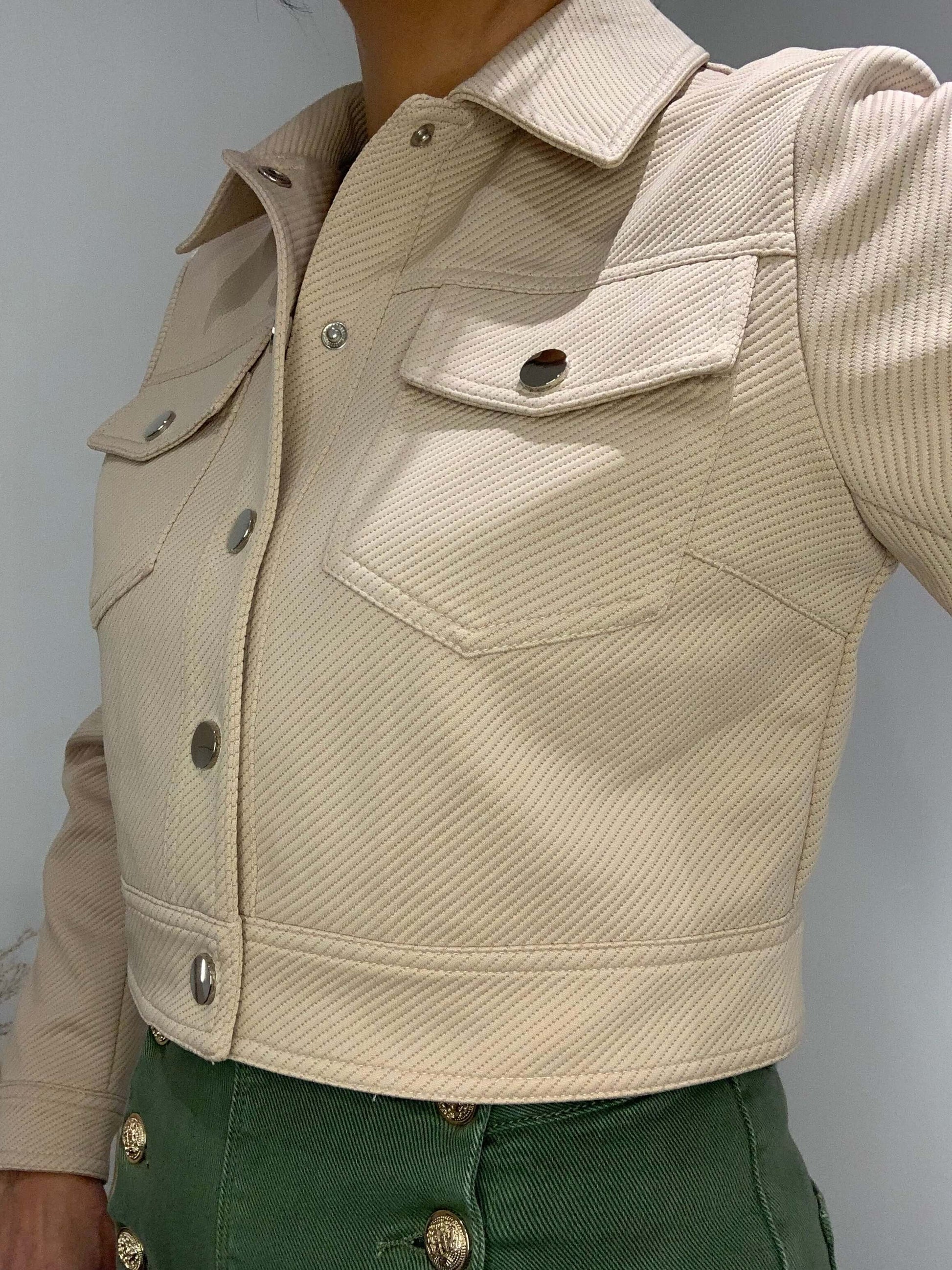 Veste courte texturée Luna Chic camel – vue profil droit, tissu structuré et boutons métal 