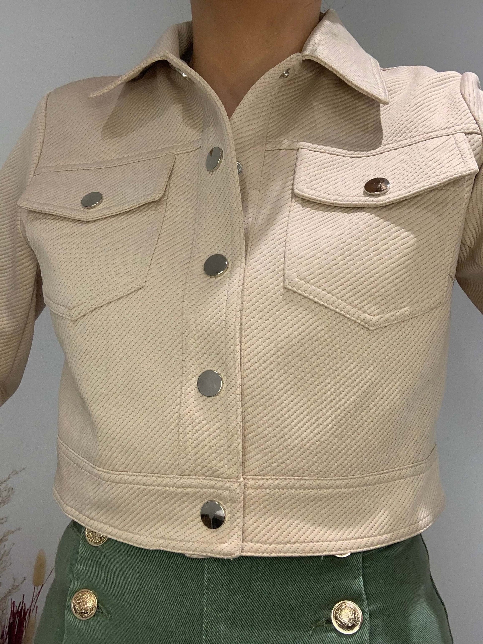 Veste courte Luna Chic camel – vue de face portée, tissu texturé et boutons métal argenté
