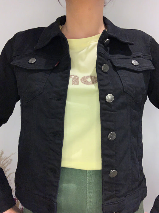 Veste en jean noire femme Luna Chic – vue de face ouverte, col classique et boutons métalliques
