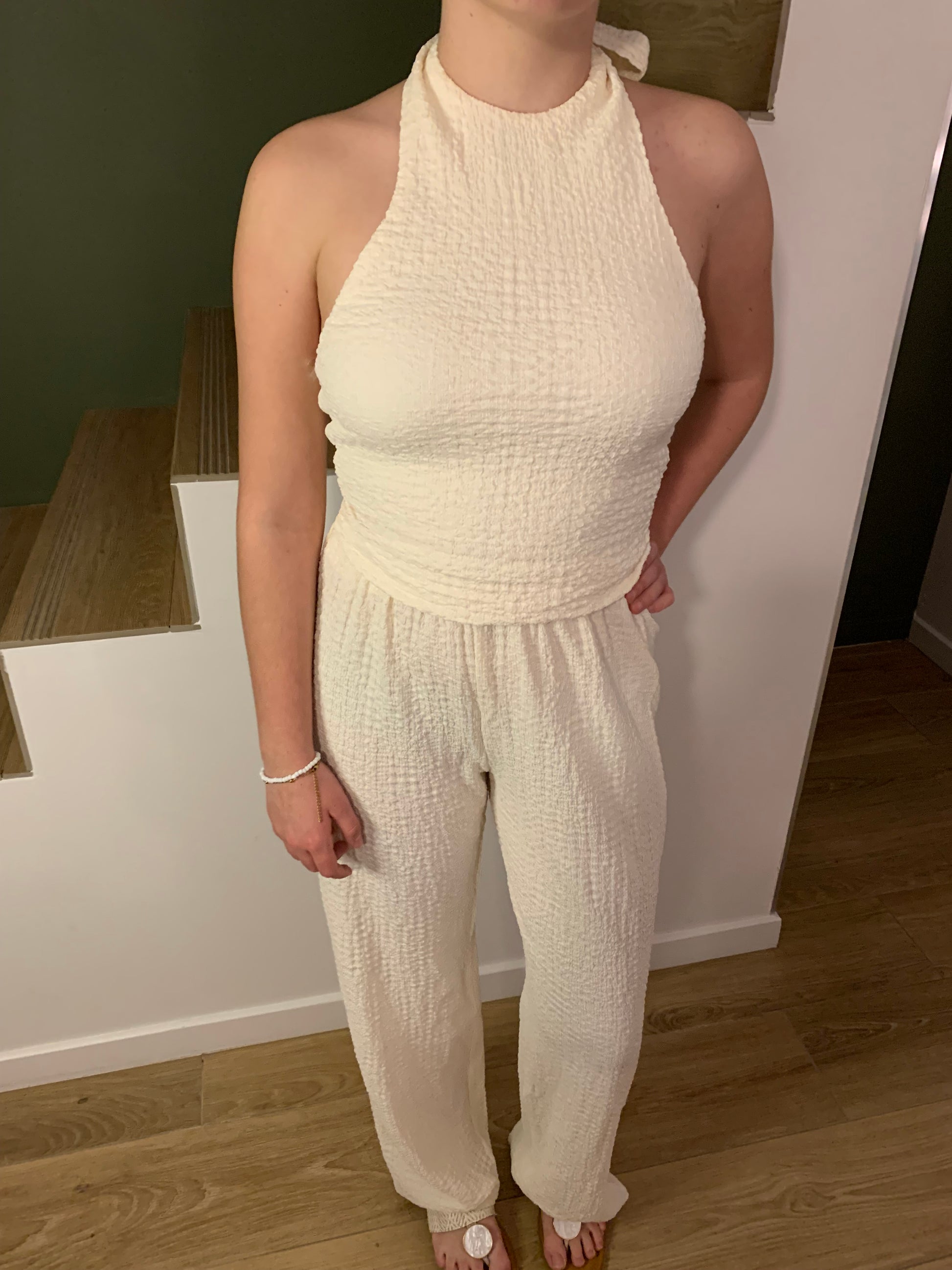 Ensemble Luna Chic beige clair porté – vue de face avec haut dos-nu et pantalon fluide