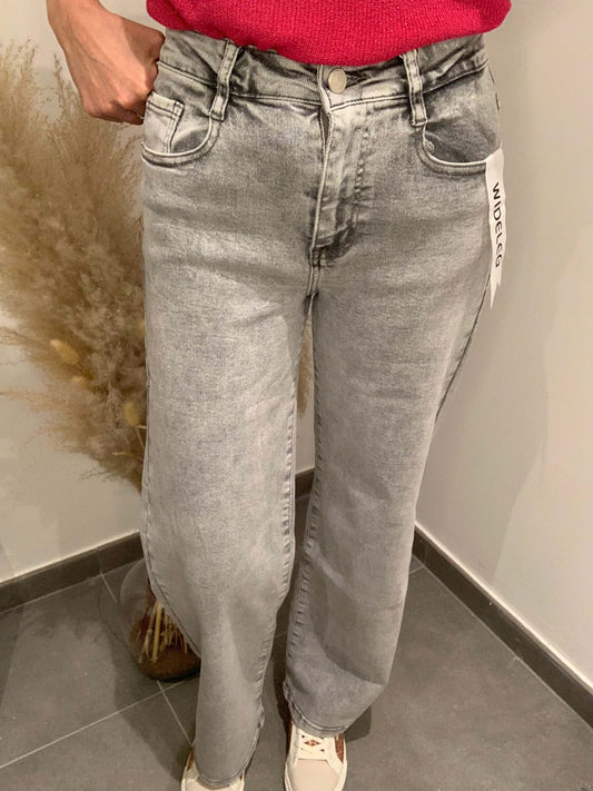 Jean wide leg gris clair taille haute Luna Chic porté – coupe droite fluide et tendance 2025, photo zoom sur le pantalon avec sneakers blancs