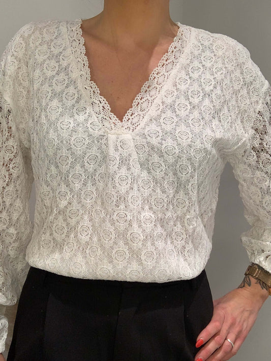 Haut femme en dentelle blanche col V Luna Chic – vue de face portée, manches longues et détails floraux ajourés