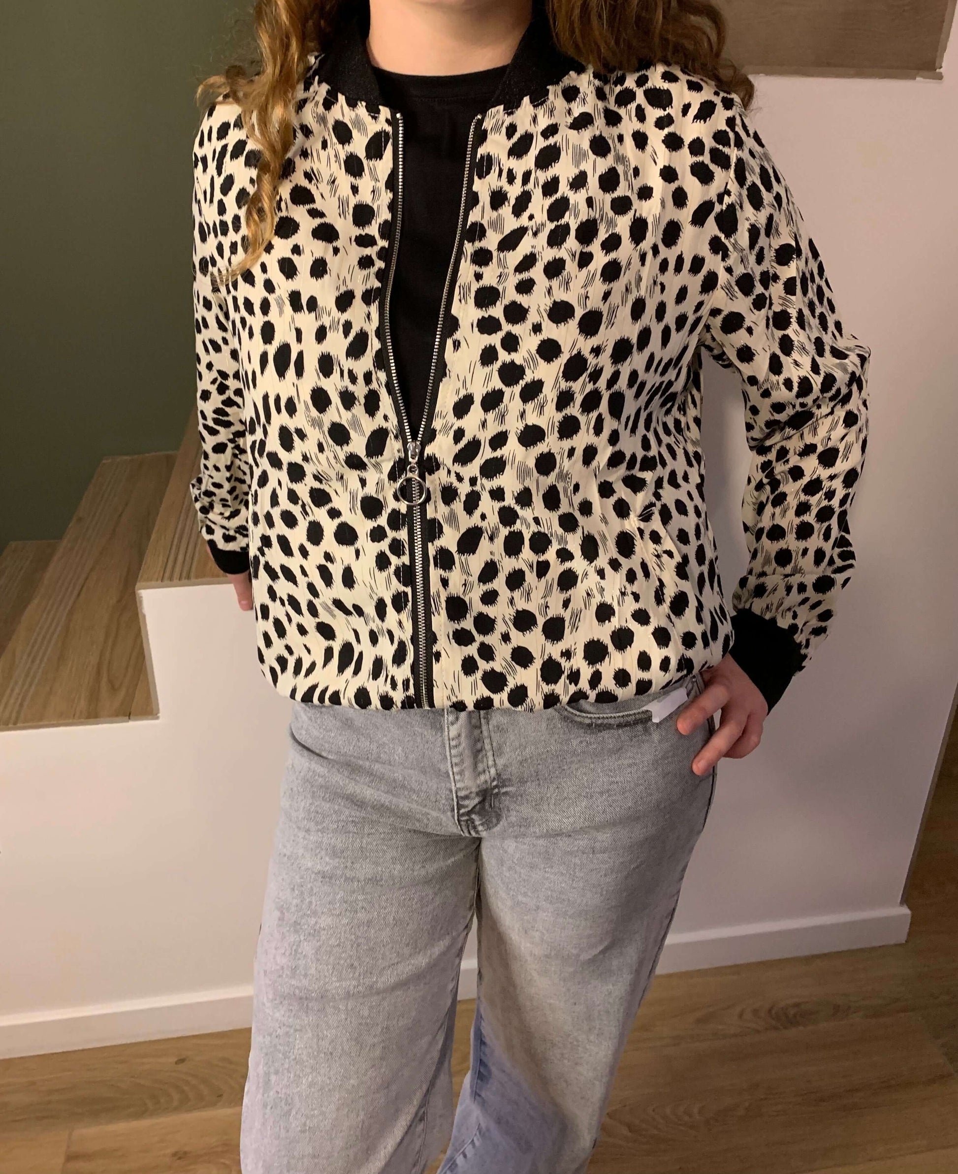 Bomber femme léopard noir et blanc – vue de face portée avec jean clair et haut noir