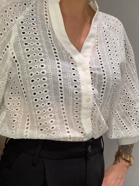 Chemisier blanc en broderie anglaise Luna Chic avec col V et manches 3/4 bouffantes – vue portée
