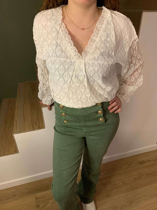 Haut en dentelle blanche Luna Chic – vue rapprochée du col V avec détails floraux ajourés et finition crochet délicate