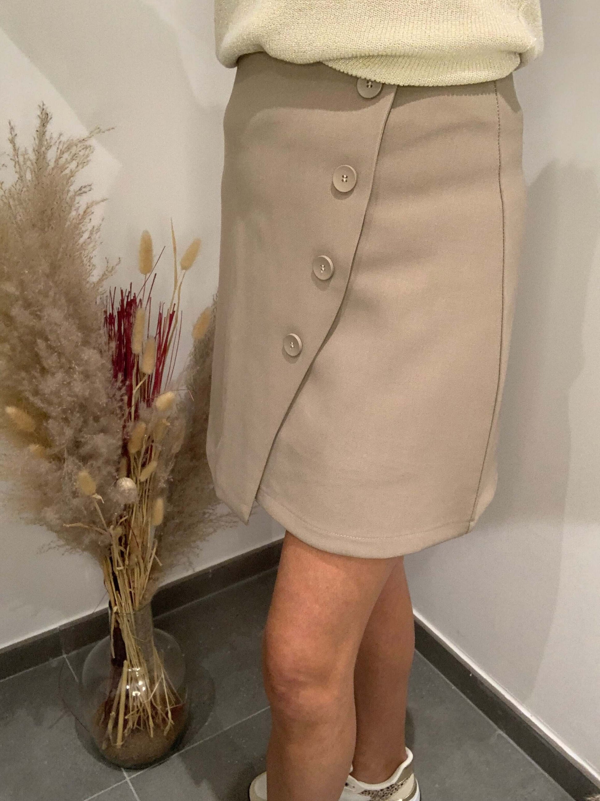 Jupe-short Luna Chic coupe droite – style moderne et féminin