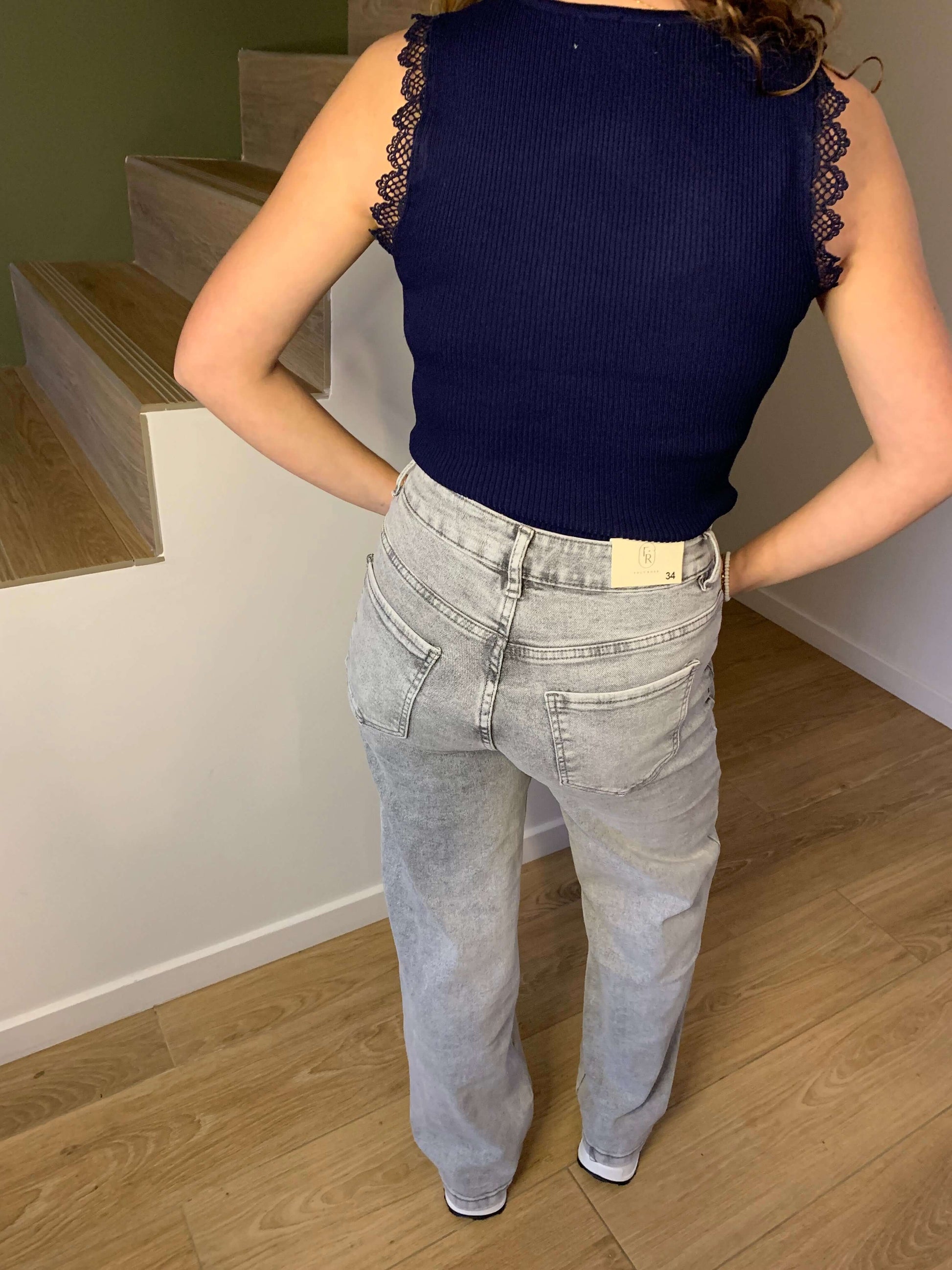 Vue arrière du jean wide leg gris clair Luna Chic, coupe large flatteuse, taille haute et style décontracté chic