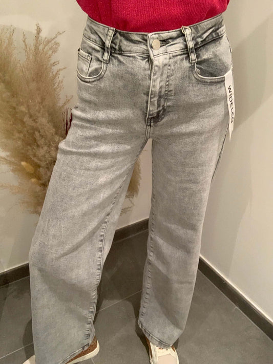 Jean wide leg gris clair taille haute Luna Chic – vue complète portée, coupe large et fluide, avec sneakers et haut rose