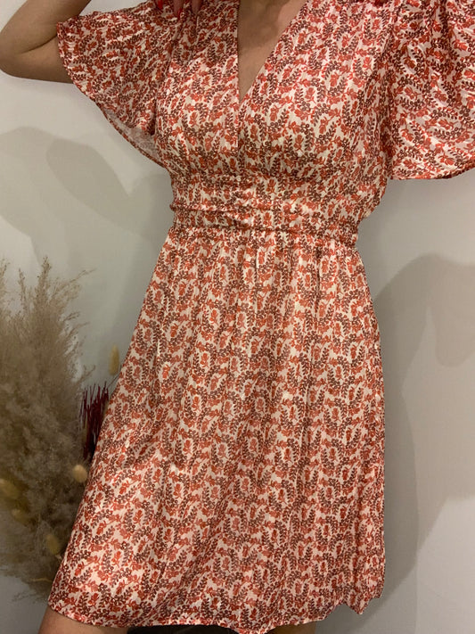 Robe courte fluide Luna Chic – imprimé terracotta, col V et manches papillon
