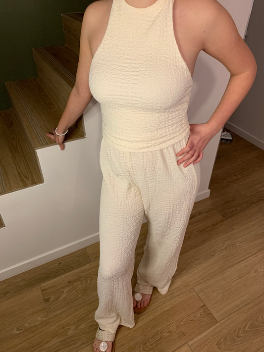 Ensemble Luna Chic beige clair – vue portée de face en pose naturelle avec haut dos-nu et pantalon large texturé