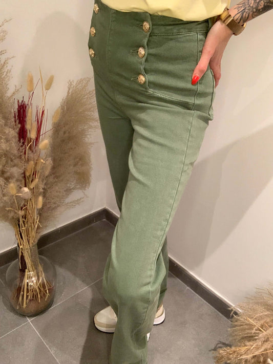 jean droit kaki Luna Chic vu de profil avec boutons dorés visibles
