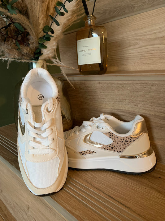 Baskets blanches Luna Chic vue avant et profil – détails dorés et léopard sur fond bois