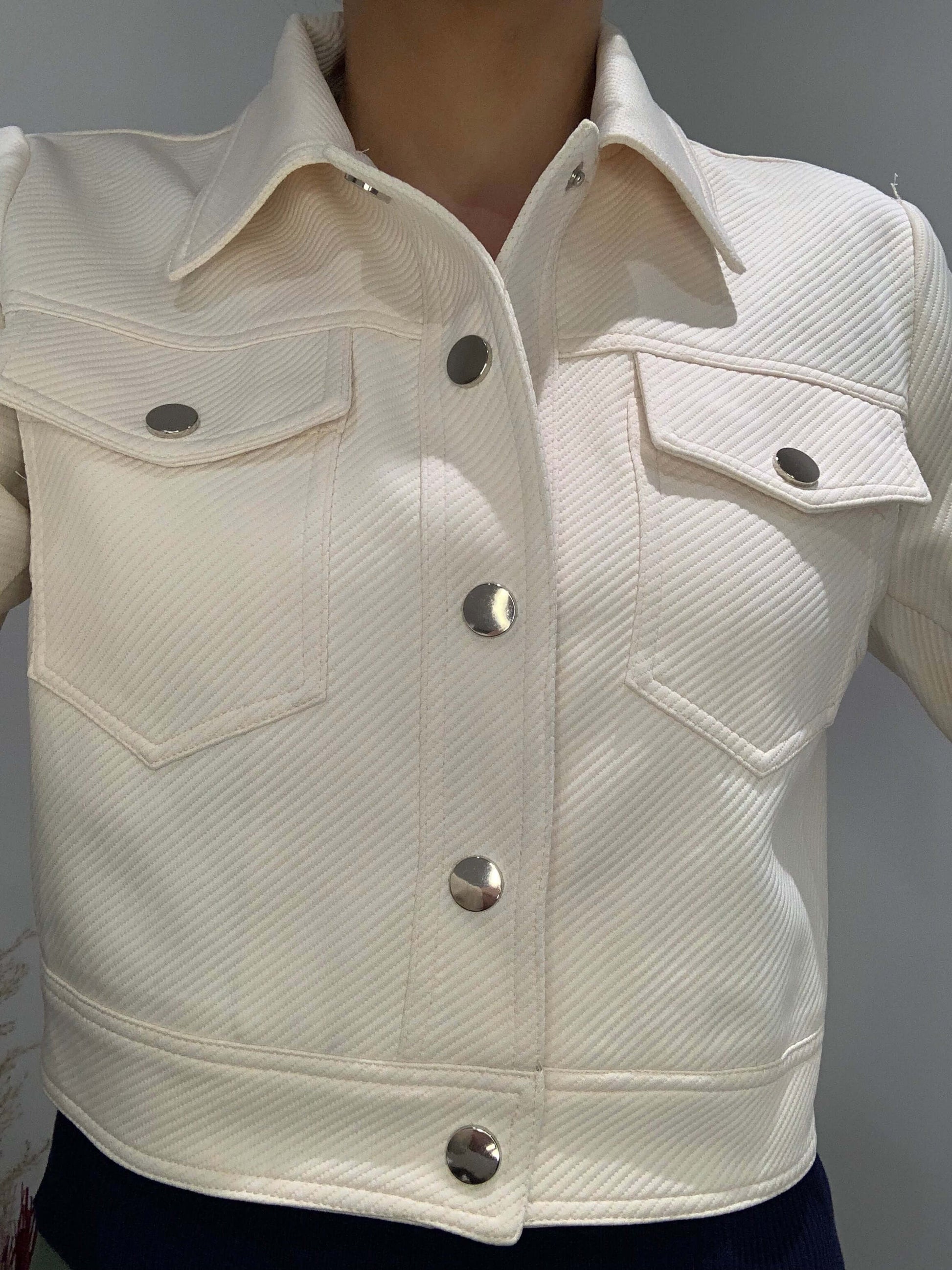 Veste courte Luna Chic beige portée – vue de face, tissu texturé et boutons métal