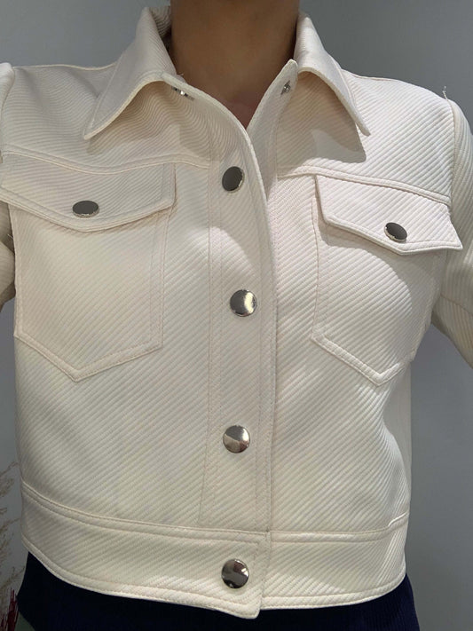 Veste courte Luna Chic beige portée – vue de face, tissu texturé et boutons métal