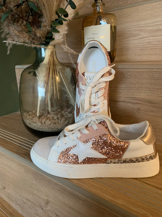 Baskets blanches et rose gold à paillettes Luna Chic posées sur une marche en bois avec déco naturelle
