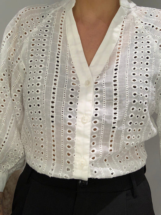 Zoom sur le chemisier blanc broderie anglaise Luna Chic – col V et boutons nacrés