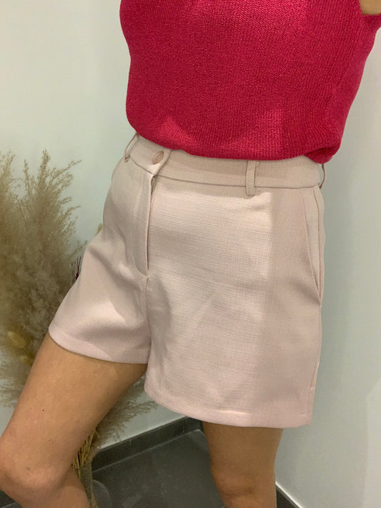 Short femme rose clair Luna Chic porté avec un débardeur fuchsia – Vue de face, coupe taille haute et tissu texturé en gros plan