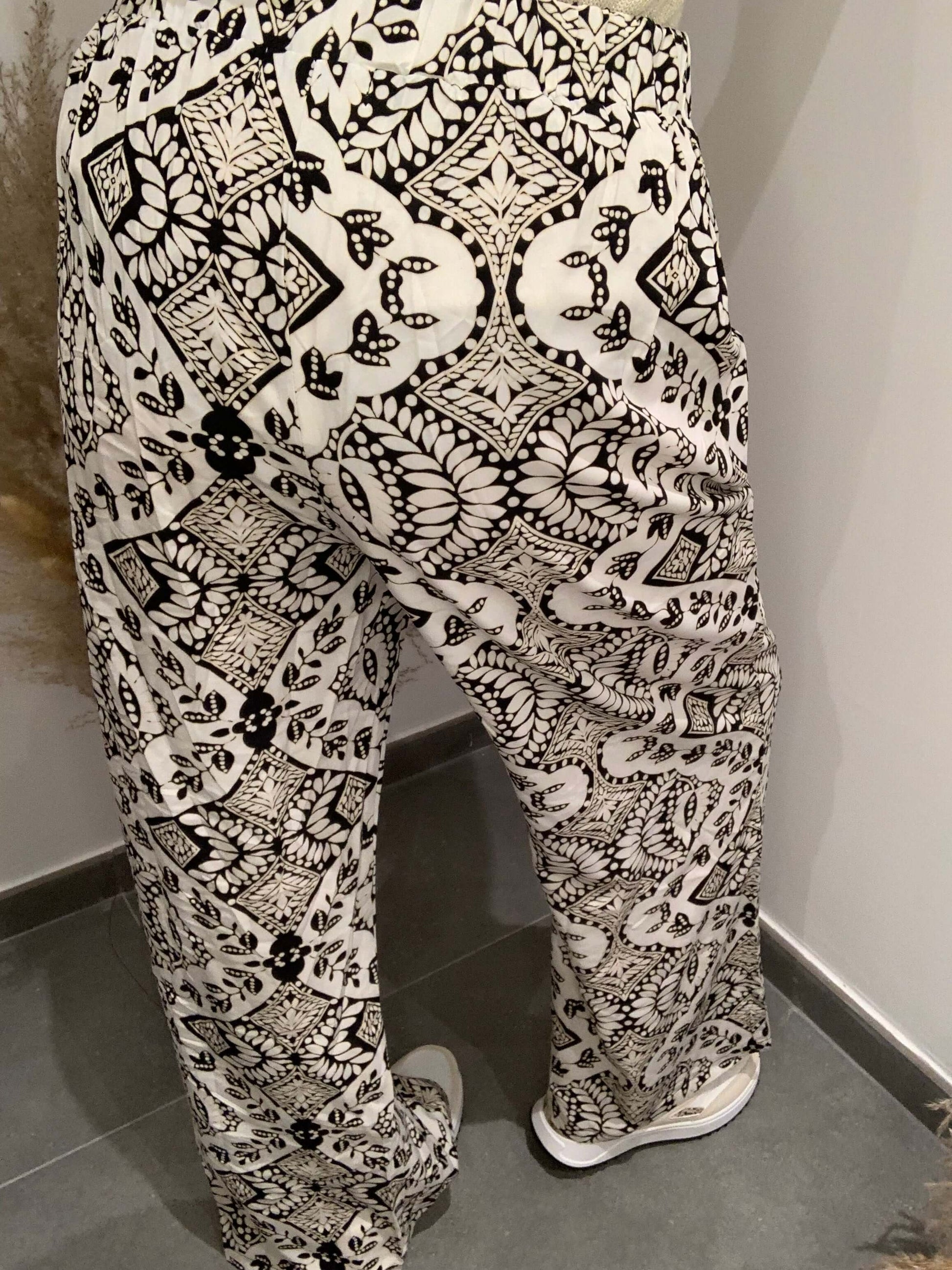 Pantalon fluide femme Luna Chic imprimé noir et blanc – vue de dos, coupe large et taille haute avec tissu léger