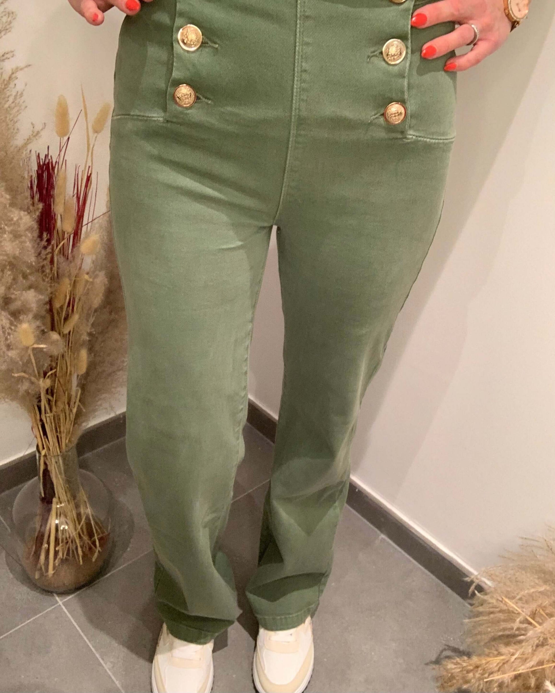 jean taille haute kaki Luna Chic avec boutons dorés décoratifs – vue de face