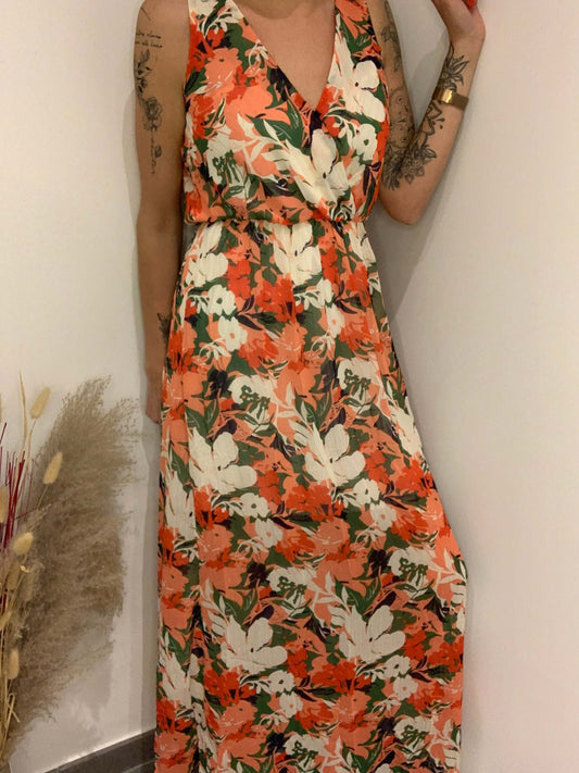 Robe longue fleurie Luna Chic – Vue de face portée, décolleté croisé et tombé fluide