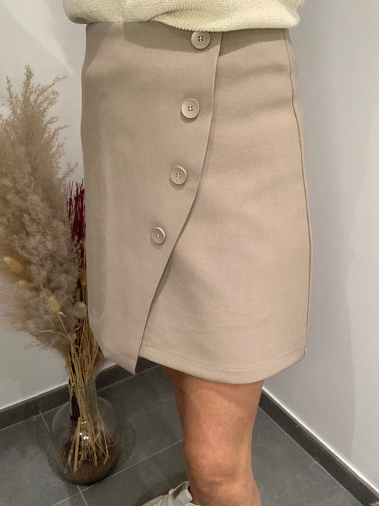 Jupe-short taupe Luna Chic femme – détail des boutons et coupe portefeuille