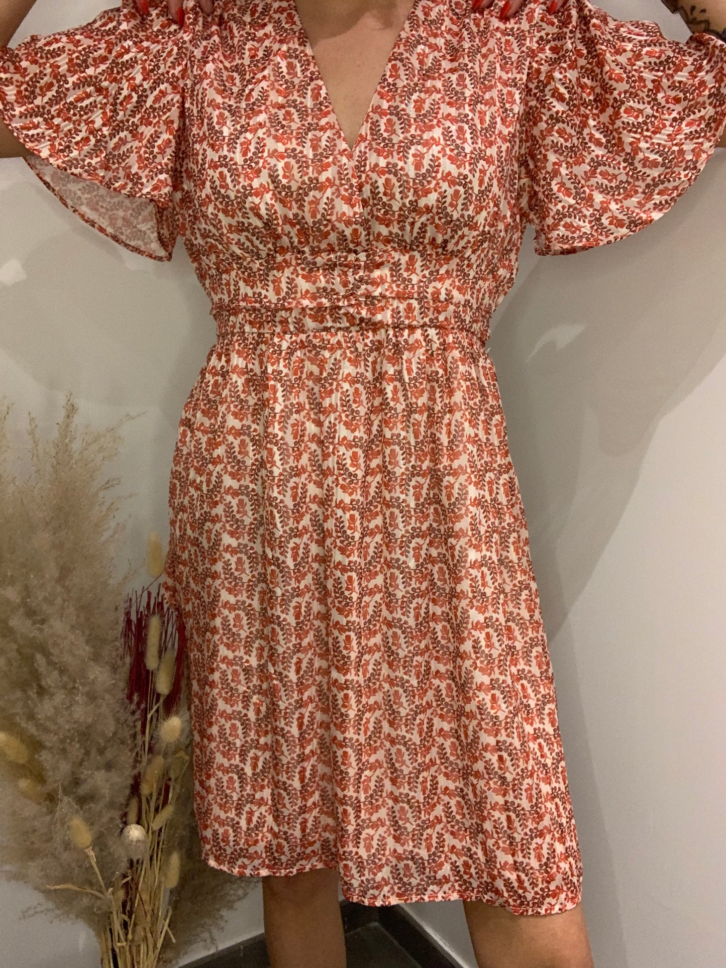 Robe courte Luna Chic terracotta – vue face, décolleté cache-cœur et manches fluides
