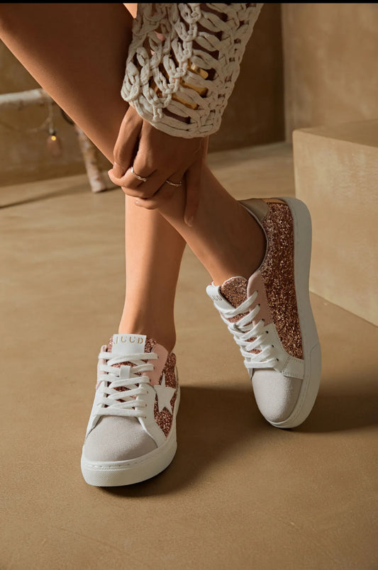 
Baskets blanches et rose gold à paillettes Luna Chic portées avec une robe crochet beige